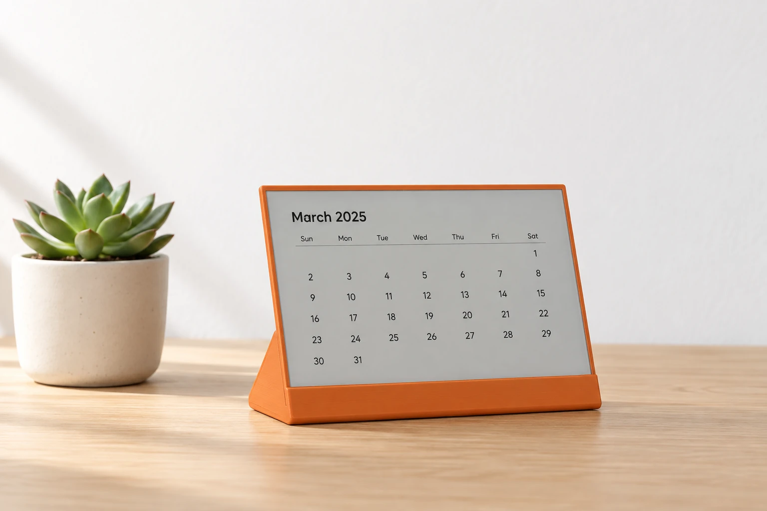Imagem conceitual: Tangerine com case laranja matte e calendário em uma tela eInk, sobre uma mesa de madeira clara, ao lado de uma pequena suculenta.